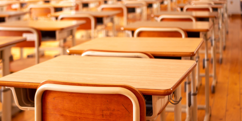 不登校44万人衝撃は本当？学校の教室の中の画像