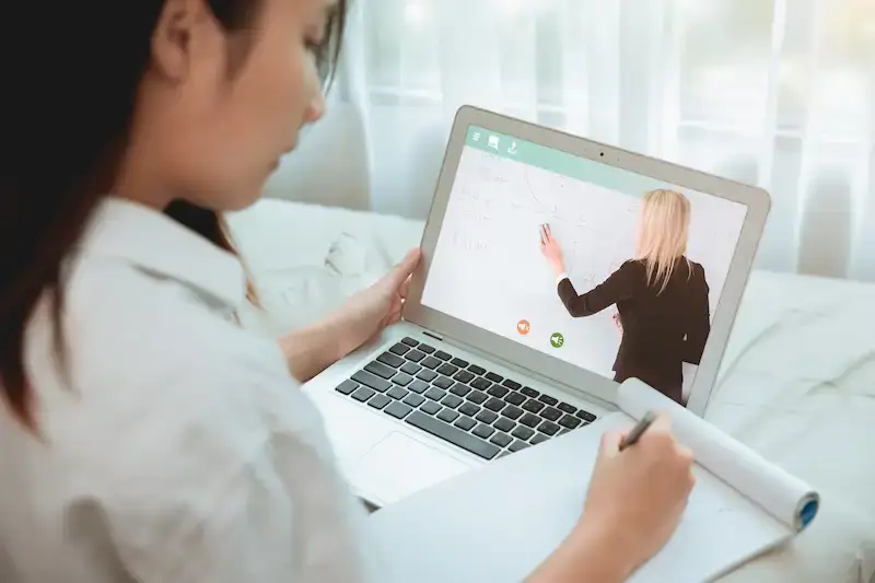 不登校の子がオンラインスクールで学んでいる様子