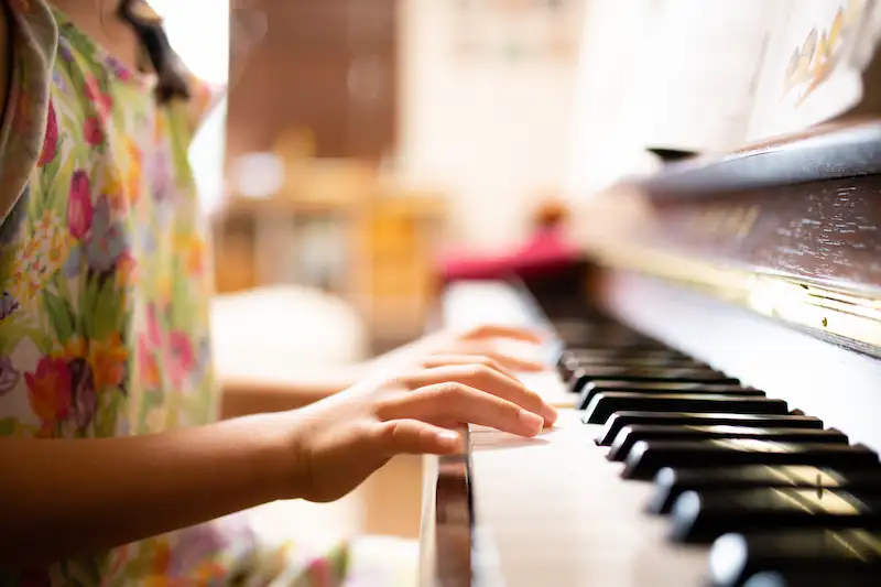 ASD・ADHD・ギフテッドと「音」の科学的エビデンスはあるのか?ピアスのを弾いている所