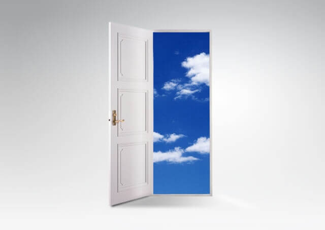 不登校7つのステップで進むイメージの空とドア