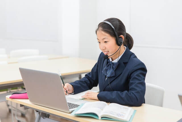 通信制の高校に行っている女の子がオンライン授業を受けている様子