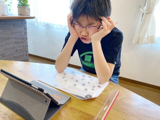 不登校50日30日の定義は?オンライン授業を受けている男の子