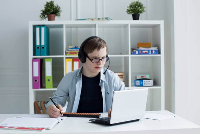 そろばんLDが気になる男の子がオンラインでそろばんをしている様子