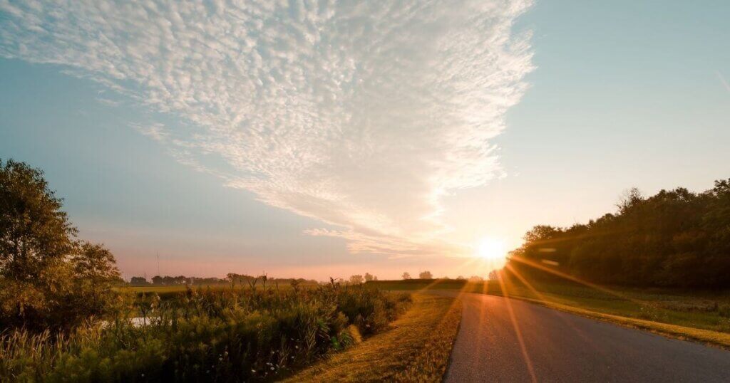 不登校の悩みから明るい明日へのイメージ